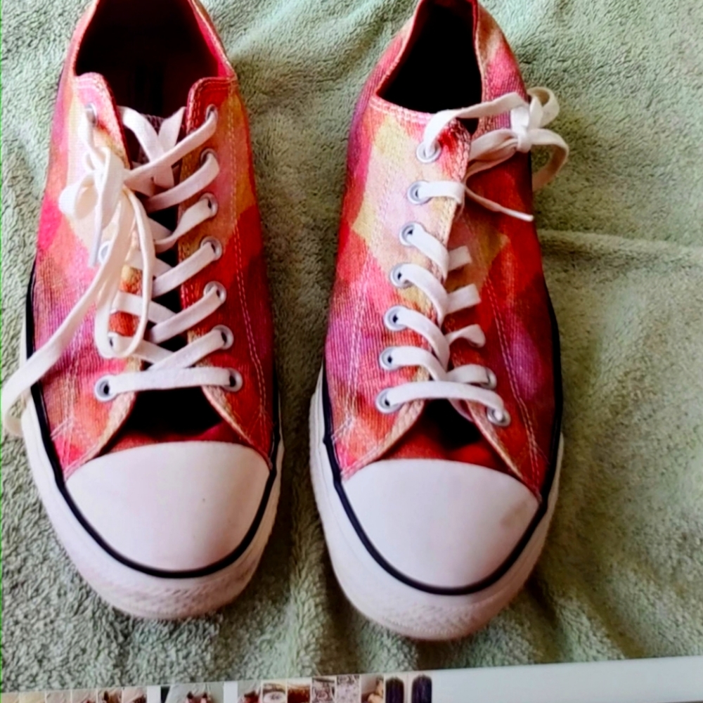 Tennis shoes